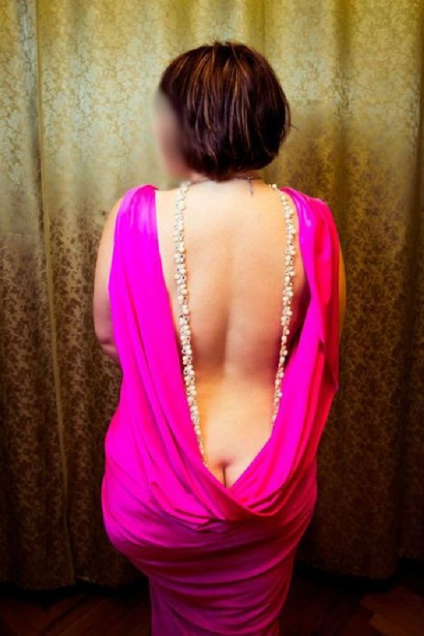 Девушка по вызову Ксения профмассаж с 4 размером груди исполнит эротический массаж и примет у себя
