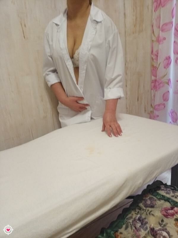 Профессионалка Василиса с 5 размером груди исполнит минет глубокий и пригласит к себе